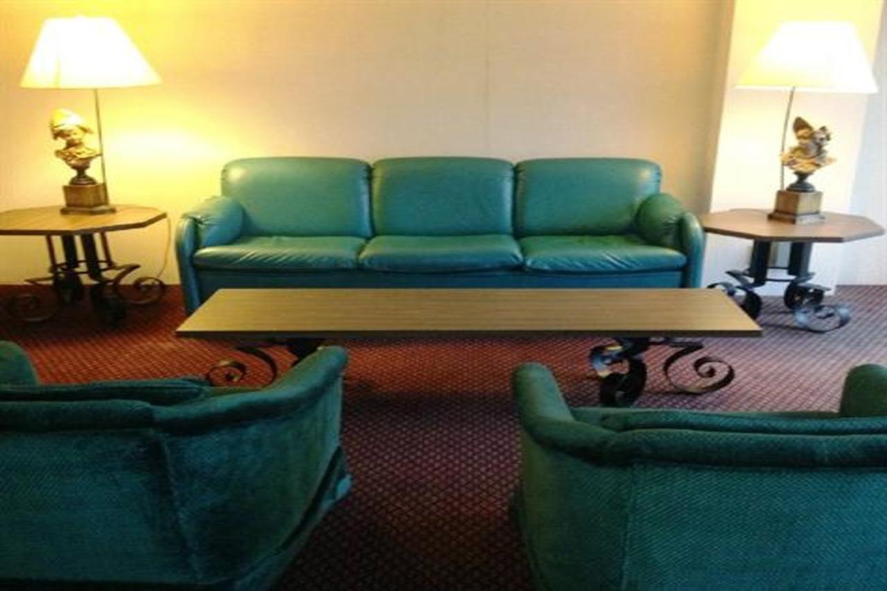 Aurora Fox Valley Inn ภายนอก รูปภาพ
